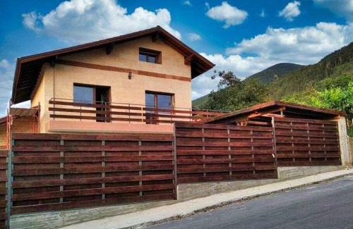 Sapareva Banya Villa | Къща за гости “Приятели“