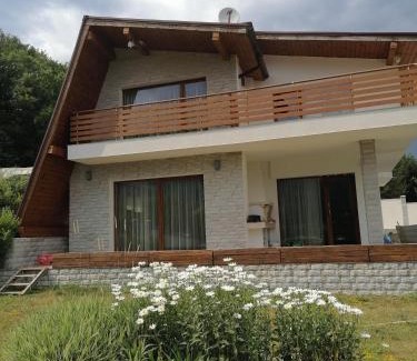 Razlog Ski Chalet | Къща за гости Радост Guest House Radost