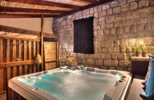 Safed Old City Hotel | אבני החושן - סוויטות יוקרה בצפת העתיקה - Avnei Hachoshen - Luxury Suites in the Old City