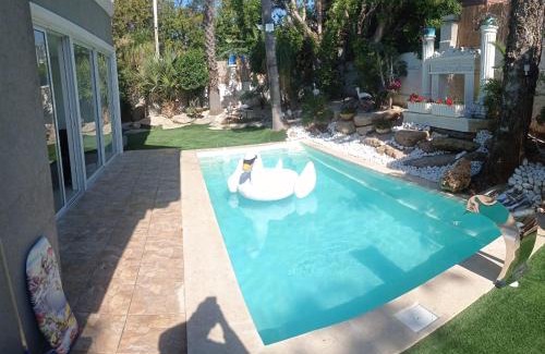Rishon LeTsiyon Villa | וילה מונטאנו עם בריכה מחוממת וג'קוזי במרכז העיר - Villa Montano with a heated pool and jacuzzi in the city center