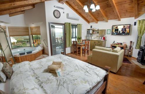 Tzuriel Bed & Breakfast | מרגנית בגליל - בקתות כפריות מקסימות עם ג'קוזי פרטי מול נוף משגע ובריכה גדולה במתחם - Wooden cabins with a private jacuzzi in front of a Galilean view and a big swimming pool in the complex
