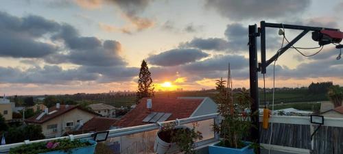 Tel Mond Apartment | נוף לפרדסים - דירת מהממת עם 2 חדרי שינה ומרפסת גג