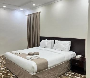 Batha Quraysh Hotel | التاج ثلاثة الفندقية