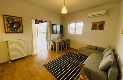 Agia Paraskevi Apartment | 地铁站旁,免费停车位,距机场15分钟车程,独享80平米露台和美景,星空帐篷,舒适淋浴,宽敞3间房3张双人床公寓