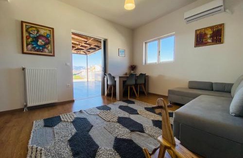 Agia Paraskevi Apartment | 地铁站旁,免费停车位,距机场15分钟车程,独享80平米露台和美景,星空帐篷,舒适淋浴,宽敞3间房3张双人床公寓