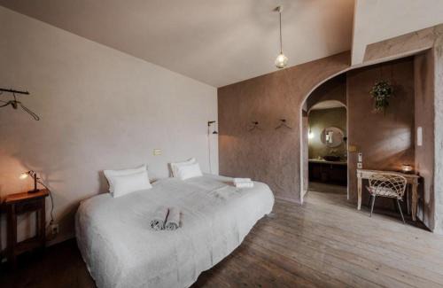 Miyakojima Villa | 宮古島の自然豊かで静かなエリアroom1オリジナルインテリア小物が溢れる空間