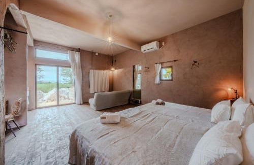 Miyakojima Villa | 宮古島の自然豊かで静かなエリアroom1オリジナルインテリア小物が溢れる空間