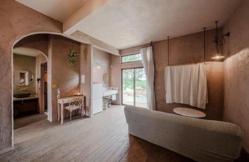 Miyakojima Villa | 宮古島の自然豊かで静かなエリアroom1オリジナルインテリア小物が溢れる空間