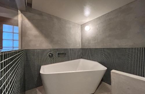 Dogo Hot Spring House | 源泉かけ流しの一棟貸し温泉宿The Bath & Bed Dogo