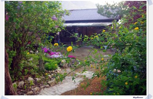 Eumseong House | 숲속 작은 황토집