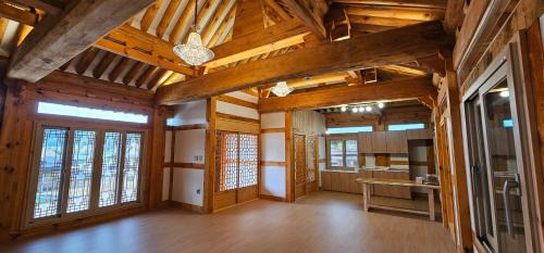 Seolcheon-myeon Cabin | 완주의봄 한옥독채펜션 황토방과 찜질방 사우나