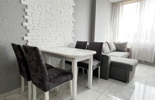Lesniki Apartment | 0238 квартира ЖК Щасливий, укриття в комплексі