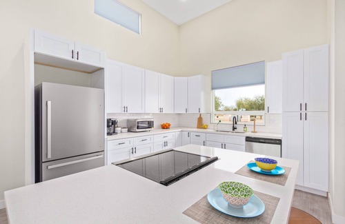 Phoenix House | 10 Min from Super Bowl, Shopping, NEW home, King Beds, Sleeps 10