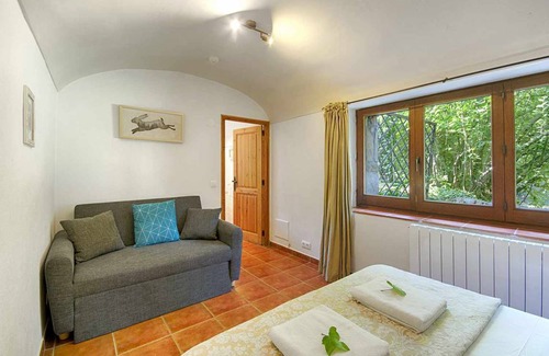 Sales de Llierca Apartment | 100 m² Apartment ∙ 3 bedrooms ∙ 8 guests