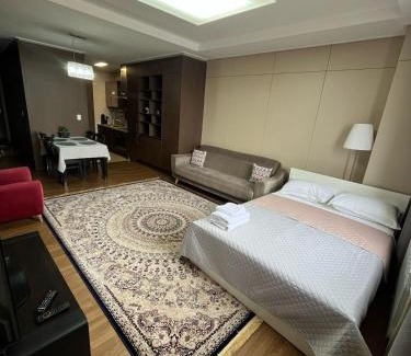 Almaty District Apartment | 12эт ТОП ЛОКАЦИЯ посольство США до 6 гостей с 2мя кроватями, диваном и 2мя санузлами в Хайвилле