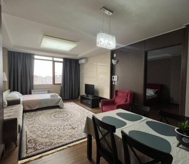 Almaty District Apartment | 12эт ТОП ЛОКАЦИЯ посольство США до 6 гостей с 2мя кроватями, диваном и 2мя санузлами в Хайвилле