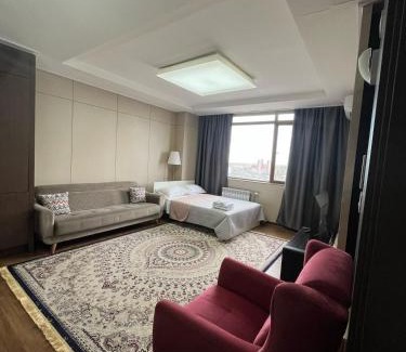 Almaty District Apartment | 12эт ТОП ЛОКАЦИЯ посольство США до 6 гостей с 2мя кроватями, диваном и 2мя санузлами в Хайвилле