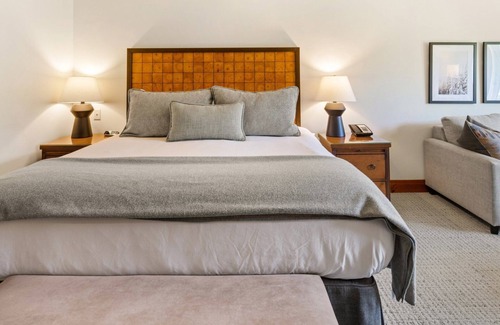 Stowe Area Cabin | #1332 * THE LODGE AT SPRUCE PEAK | SKI in SKI out | Expansive views of Spruce peak