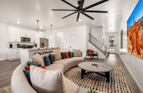 St. George House | 1622| Private Swim Spa, Hot tub, Pickleball Courts
