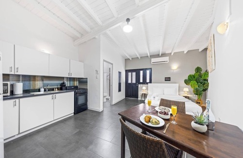 Esmeralda Apartment | 1BR 2 min to the beach, Fully Equipped Escape, Warm, Relaxing & Perfect for Two