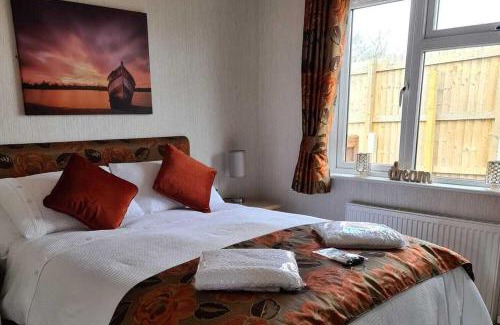 Bridlington House | 2 Bed Cabin - Sleeps 4 - Pets - 5 min to Beach