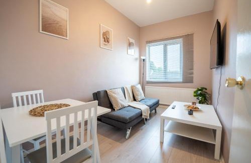 Selhurst Apartment | 2 Bed Flat - Sleeps 6 - Parking - Wifi