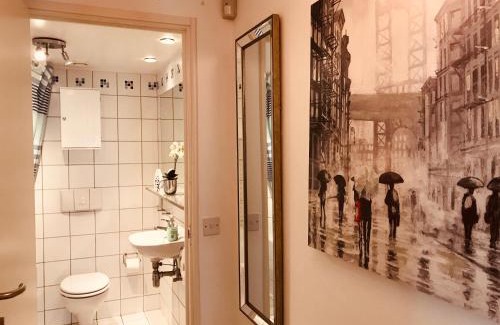 The Docks Apartment | 2 bed GF Docklands Apartment - Free Parking for 1 car