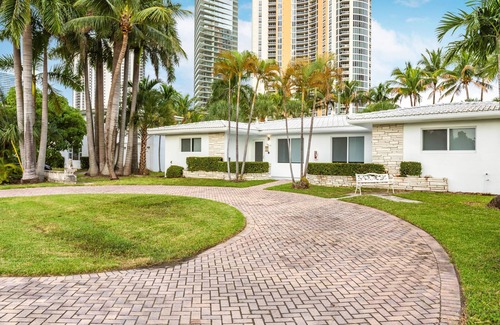 Sunny Isles Beach Ski Chalet | 2 Bedroom 2 Bath Beach 1 min Walk 3rd Night 100 OFF OCT NOV