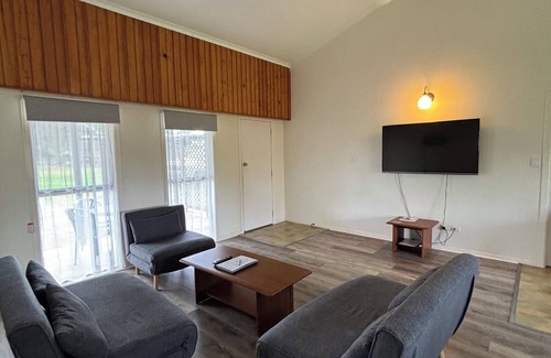 Burnt Pine Cottage | 2 bedrooms, internet, a local sim card & $10 call credit & good coffee