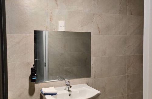 Mount Albert House | 2 Double Bed Garden Chalet, 14 Phyllis St, Mt Albert, Auckland