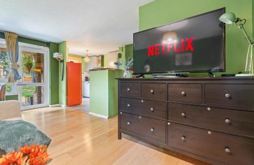 Chaucer Apartment | 20 Percent Off- Cosy Flat w Netflix, Parking & Patio! near The London Bridge &The Shard-Genius Deals - Mobile Deals!