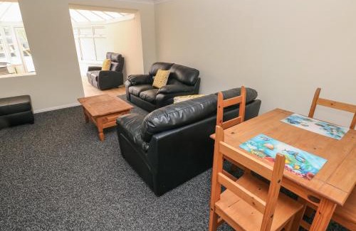 Barry House | 21 Heol Gylfinir
