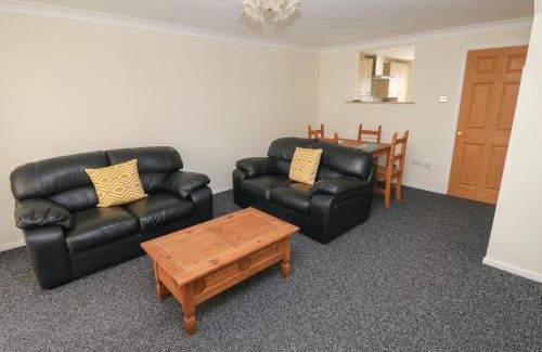 Barry House | 21 Heol Gylfinir