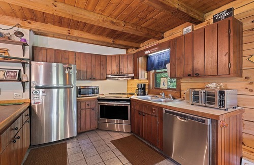 Hemphill Heights Cabin | 2BD 2BA Cozy Log Cabin, Easy Paved Access, View, Gas Log, Hot Tub, Wifi Pond