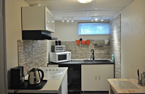 Cedarbrae House | 2BDR spacious, cozy suite with fireplace