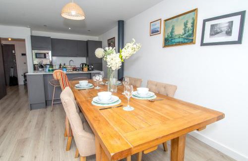 Bradford Apartment | 2BR Flat WiFi, Parking Contractors & Families