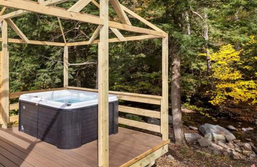Jeffersonville Apartment | 2BR Suite at Smuggler's Notch with sauna hot tub arcade & river