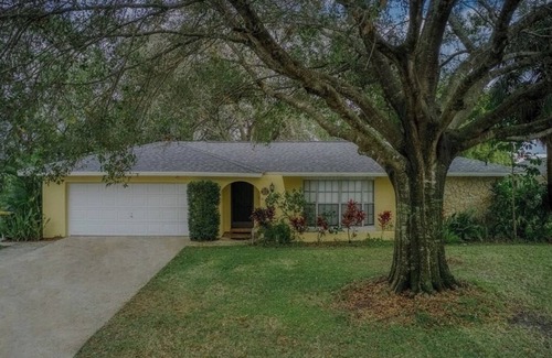 Sun 'N Lake House | 3/2 home in tranquil Sebring with AC, and close to beautiful Lake Jackson!