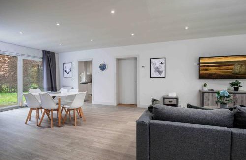 Ecclesall House | 3 Br Bungalow Close To Peak District With Garden