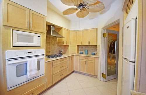 Marine Gardens House | 3 Min Walk to Beach - Blessed Manor (4 Bed House)