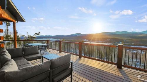 Alma House | 3BR+Loft Modern Mountain Retreat w Hot Tub