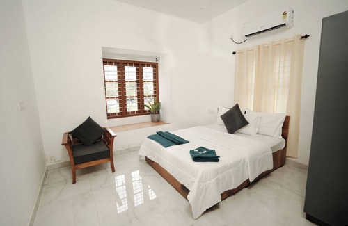 Alappuzha Villa | 4-bedroom villa in charming Alappuzha with AC, WiFi. Relax and unwind.