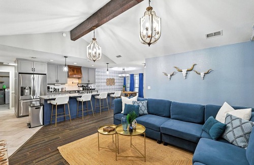 Keller House | 4BD/2BA Bohemian x Southern Getaway w Pool+Cinema