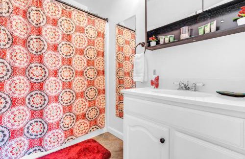 North Conway Ski Chalet | 4br 3ba Spacious Ski House Close to Village!