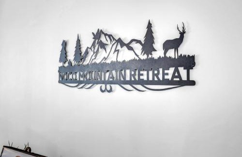 North Conway Ski Chalet | 4br 3ba Spacious Ski House Close to Village!