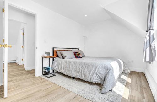 North Conway Ski Chalet | 4br 3ba Spacious Ski House Close to Village!