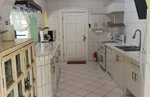Hannah's Rest Villa | 4Br, 5Bath, 5 minutes to Beach AC Home