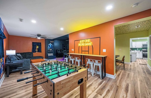 Hamilton House | 4BR, Home Theater, near Spooky Nook Sports Complex