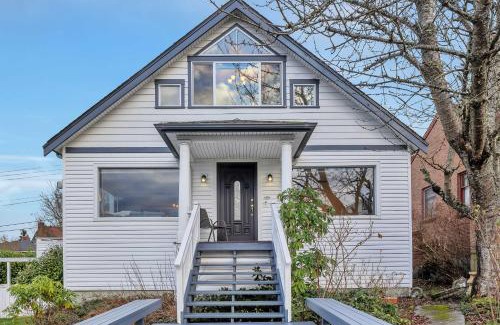 Gatewood House | 5 Mi to Dtwn Seattle Home with Ocean and City Views