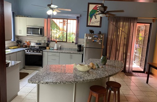 Parrita House | 5 min. drive to Playa! 15 min. drive to Mountains, 15 min. drive to the Rivers!π¨π·